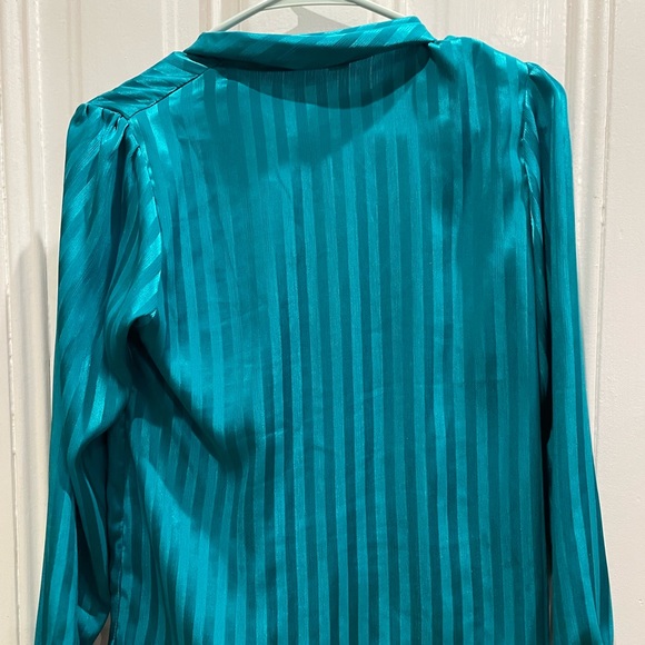 💙 Vintage blue satin button up with bow - Picture 2 of 3